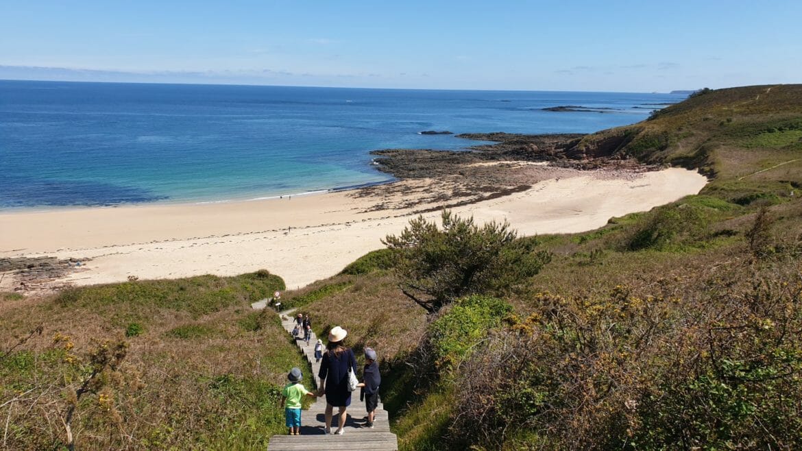 Vue sur la plage de Portuais à Erquy